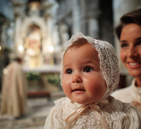 Ein Baby in einem weißen Taufkleid