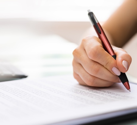 Briefe im Sekretariat unterschreiben