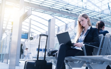 Zeiterfassung auf Dienstreise: Was zählt als Arbeitszeit?