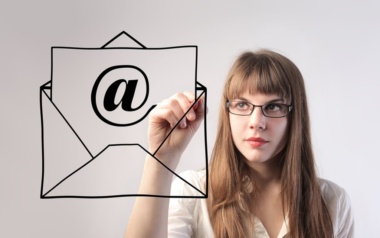 E-Mails im Auftrag schreiben, Chef gibt Auftrag E-Mail zu schreiben und zu unterschreiben
