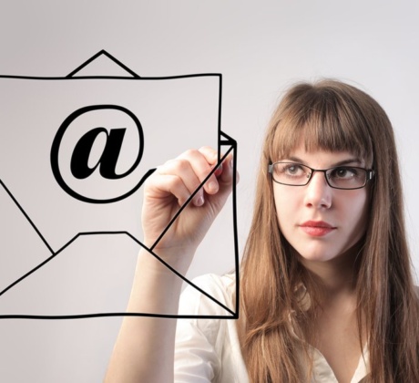 E-Mails im Auftrag schreiben, Chef gibt Auftrag E-Mail zu schreiben und zu unterschreiben