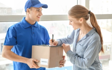 Postbote liefert Paket bei Frau ab, ein Paket wird ins Unternehmen geliefert, Sekretärin nimmt Eingangspost an