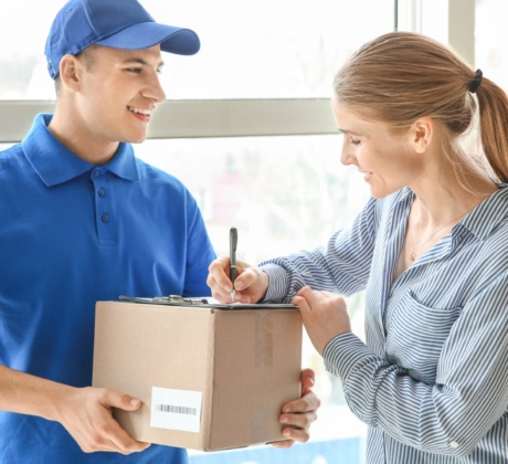 Postbote liefert Paket bei Frau ab, ein Paket wird ins Unternehmen geliefert, Sekretärin nimmt Eingangspost an