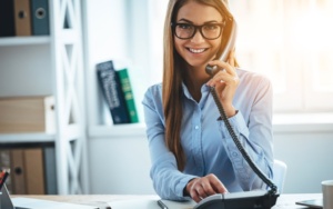 freundliche Stimme am Telefon, Lächeln am Telefonat, nettes Telefonat führen, freundlich am Telefon Geschäftspartner, freundlich am Telefon Kunden