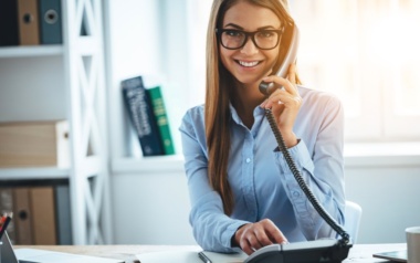 freundliche Stimme am Telefon, Lächeln am Telefonat, nettes Telefonat führen, freundlich am Telefon Geschäftspartner, freundlich am Telefon Kunden