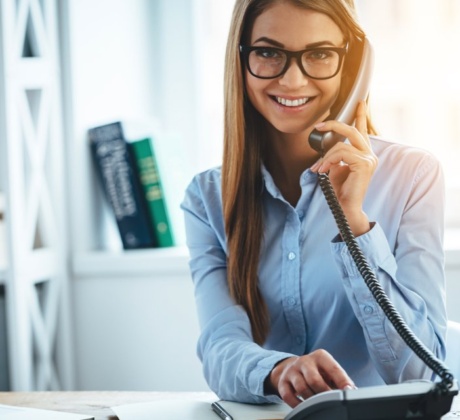 freundliche Stimme am Telefon, Lächeln am Telefonat, nettes Telefonat führen, freundlich am Telefon Geschäftspartner, freundlich am Telefon Kunden