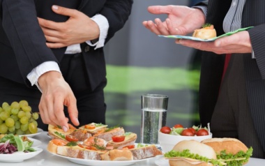 Was gehört zum Rahmenprogramm beim Event im Büro, Eventplanung Büro, Snacks Event Büro, Auftritt Event Büro Speaker
