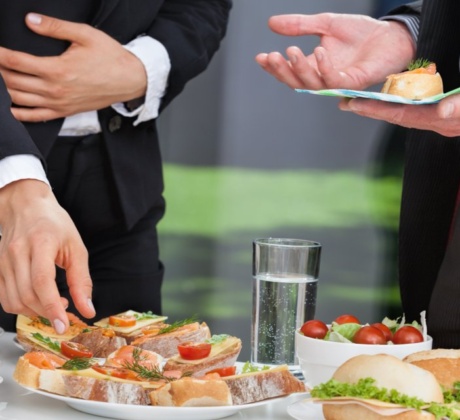 Was gehört zum Rahmenprogramm beim Event im Büro, Eventplanung Büro, Snacks Event Büro, Auftritt Event Büro Speaker