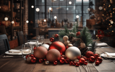 Weihnachtsfeier im Betrieb mit festlich gedecktem Tisch, aber ohne Mitarbeitenden