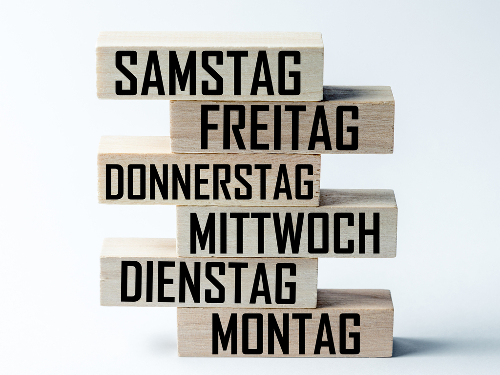 richtig schreiben, Grammatik Tagesangaben, Grammatik Zeitangaben, Dienstag, dienstags, Montag, montags, Mittwoch, mittwochs, Donnerstag, donnerstags, Freitag, freitags, Samstag, samstags, Sonntag, sonntags