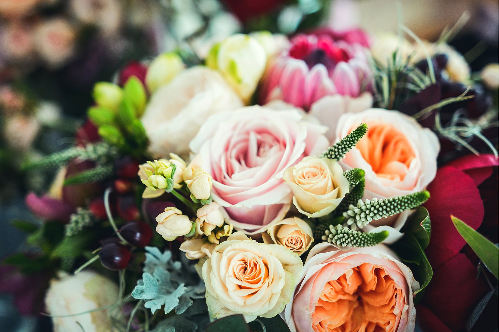 Blumen zur Hochzeit verschenken, Blumen zur Hochzeit versenden, Firma schenkt Blumen zur Hochzeit, Blumenstrauss Brautpaar, Blumen als Geschenk, Karte in Blumenstrauss, Blumen für Geschäftspartner, Blumen für Mitarbeiter, Blumen für Kunden
