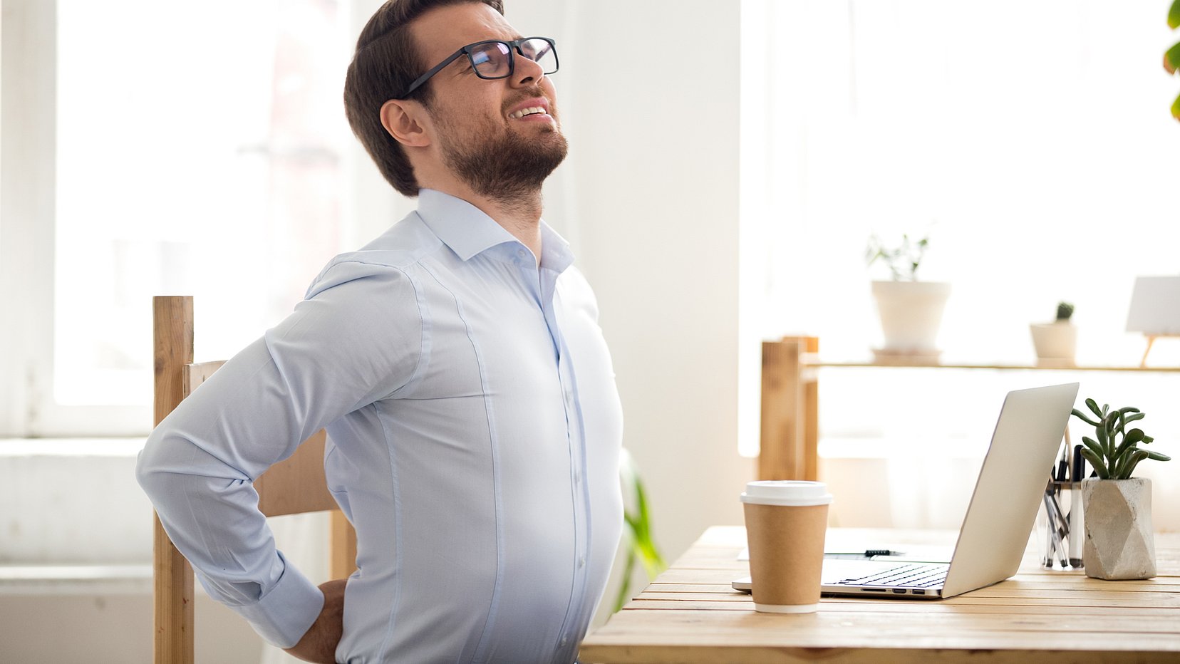 richtig sitzen Schreibtisch, kurze Wege gehen, Informationen im Büro von Mensch zu Mensch austauschen, Falsche Haltung am Schreibtisch