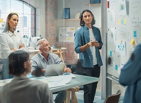 Im Team fällt das Brainstorming kreativer Marketingansätze häufig leichter.