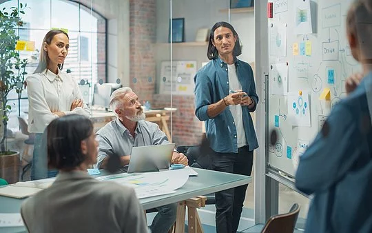 Im Team fällt das Brainstorming kreativer Marketingansätze häufig leichter.