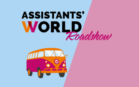 Logo der Assistants World Roadshow-Veranstaltung in rosa, orange und blau mit VW Bully vorne drauf.