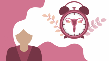 Grafik einer Frau mit langen weißen Haaren und einem Wecker. Statt der Uhrzeiger ist darin ein Uterus zu sehen symbolisch.