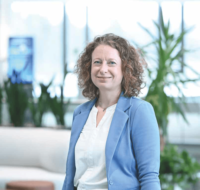 Porträt von Antje Miesel im blauen Blazer