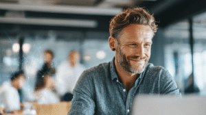 mann sitzt am schreibtisch und arbeitet mit teams und copilot