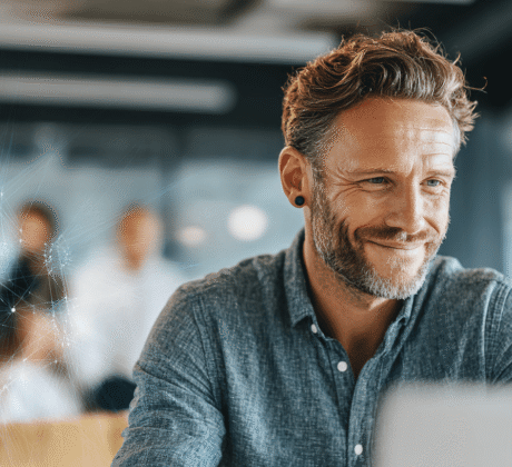 mann sitzt am schreibtisch und arbeitet mit teams und copilot