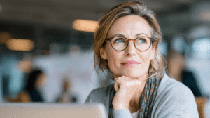 Aelbstbewusste Assistentin, Anfang 50 mit Brille, Symbolbild für Strategische Assistenz