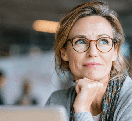 Aelbstbewusste Assistentin, Anfang 50 mit Brille, Symbolbild für Strategische Assistenz