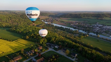 Blick auf zwei schwebende Heißluftballons in der Luft
