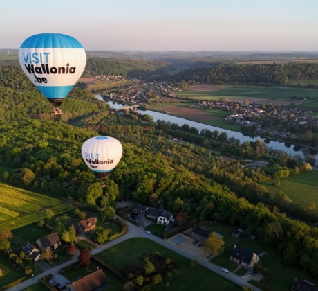 Blick auf zwei schwebende Heißluftballons in der Luft