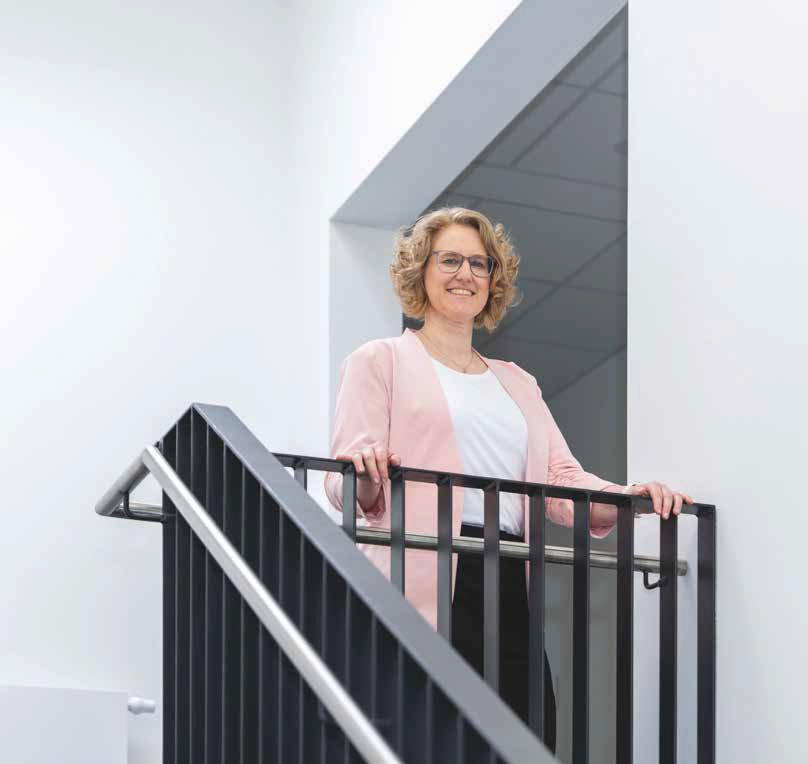 Role Model Imke Mehnert: Die Stahlbranche ist seit fast 30 Jahren ihr berufliches Umfeld, eine Zeit der Umbrüche und des Wandels. Die Zukunft mitgestalten, das gelingt der Direktionsassistentin bei ihrem Arbeitgeber Salzgitter Flachstahl ebenso wie in Netzwerken rund um das Berufsbild Assistenz.