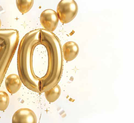 Goldene Folienballons, die die Zahl 70 bilden, umgeben von weiteren goldenen Luftballons und Konfetti auf hellem Hintergrund.