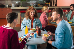 Kollegen und Kolleginnen bei Essen im Rahmen eines Team-Lunch