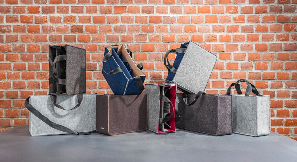 gestapelte SIGEL Taschen vor einer Backstein Wand